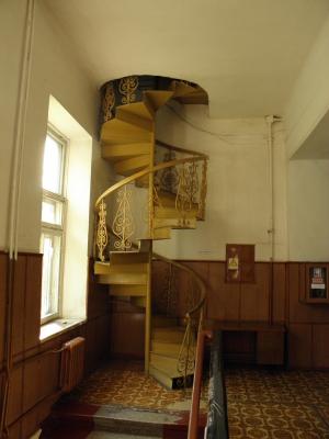 Прикрепленное изображение: 1042 ул.Гоголя, 4 Винтовая лестница в поликлинике.JPG